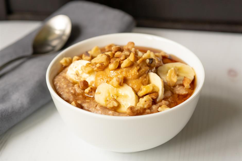 Creamy Egg White Oatmeal with Bananas and Nuts
