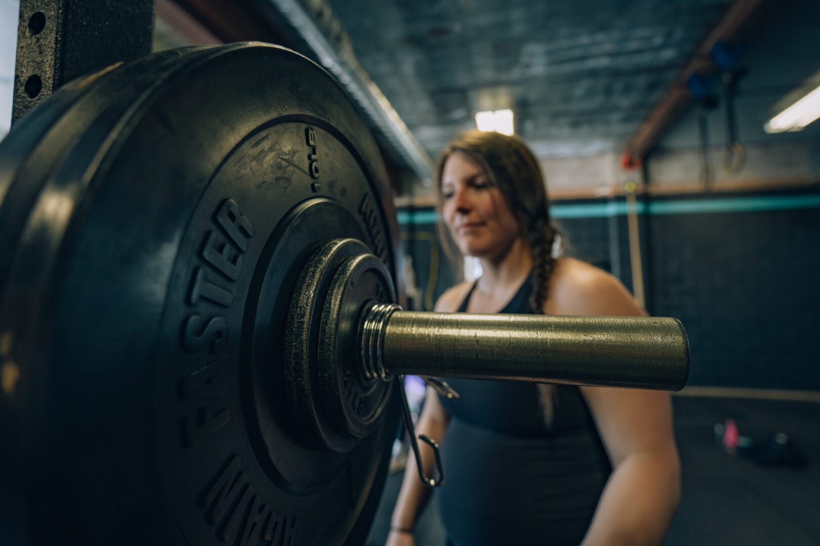 woman setting up her barbell